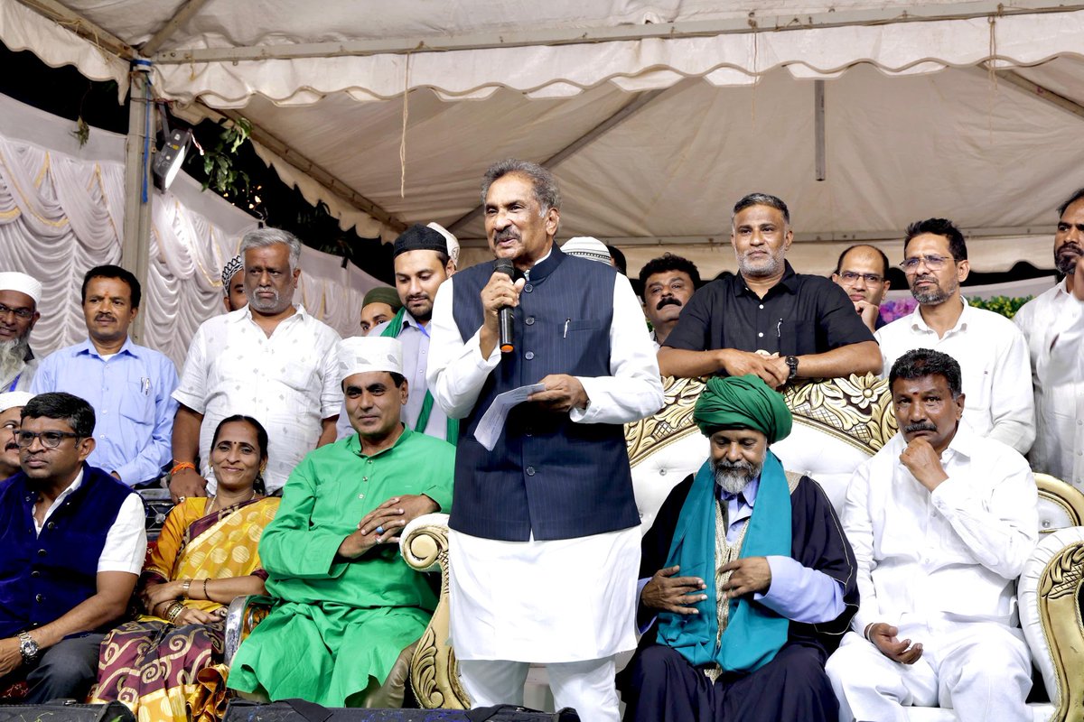 thekjgeorge's tweet photo. It was a blessed feeling to be part of Jashne Rasool E Azam and Jashn E Ghousul Wara programme at #HBRLayout, Bengaluru.
The gathering was marked by heartfelt prayers and community unity in celebration of the #Prophet’s life and message.
ಬೆಂಗಳೂರಿನ ಹೆಚ್ಬಿಆರ್ ಲೇಔಟ್ನಲ್ಲಿ ನಡೆದ ಜಶ್ನೆ ರಸೂಲ್ ಇ ಅಜಮ್ ಮತ್ತು ಜಶ್ನ್ ಇ ಘೌಸುಲ್ ವಾರಾ ಕಾರ್ಯಕ್ರಮದಲ್ಲಿ ಭಾಗವಹಿಸಿದ ಅನುಭವ ಬಹು ಹೃದಯಗಮವಾಗಿತ್ತು.
ಪ್ರವಾದಿಯವರ ಜೀವನ ಮತ್ತು ಸಂದೇಶವನ್ನು ಆಚರಿಸುವ ಈ ಕಾರ್ಯಕ್ರಮವು ಹೃದಯಸ್ಪರ್ಶಿ ಪ್ರಾರ್ಥನೆಗಳು ಮತ್ತು ಸಾಮುದಾಯಿಕ ಏಕತೆಯಿಂ�� ಕೂಡಿತ್ತು.
@INCKarnataka