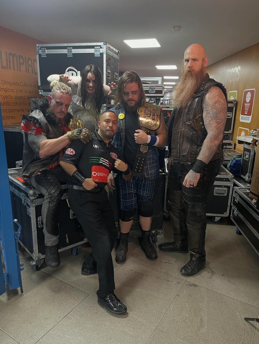 The Wyatts last night at the backstage of AAA. Is cool see them in my country 🥹