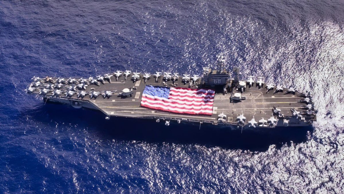 Wangwenhaha0518's tweet photo. 🚨震撼突发 🇺🇸⚡ - 今天，两架来自尼米兹号航母（CVN-68）上航母航空联队17的美国海军飞机在南海坠毁。

下午2:45：MH-60R“海鹰”（HSM-73“战斗猫”）坠毁。
下午3:15：F/A-18F“超级大黄蜂”（VFA-22“战斗红公鸡”）也坠毁。

飞行员已安全获救。

🔥评：发生了啥？为什么会坠毁？ https://t.co/jdS9cnmpdd