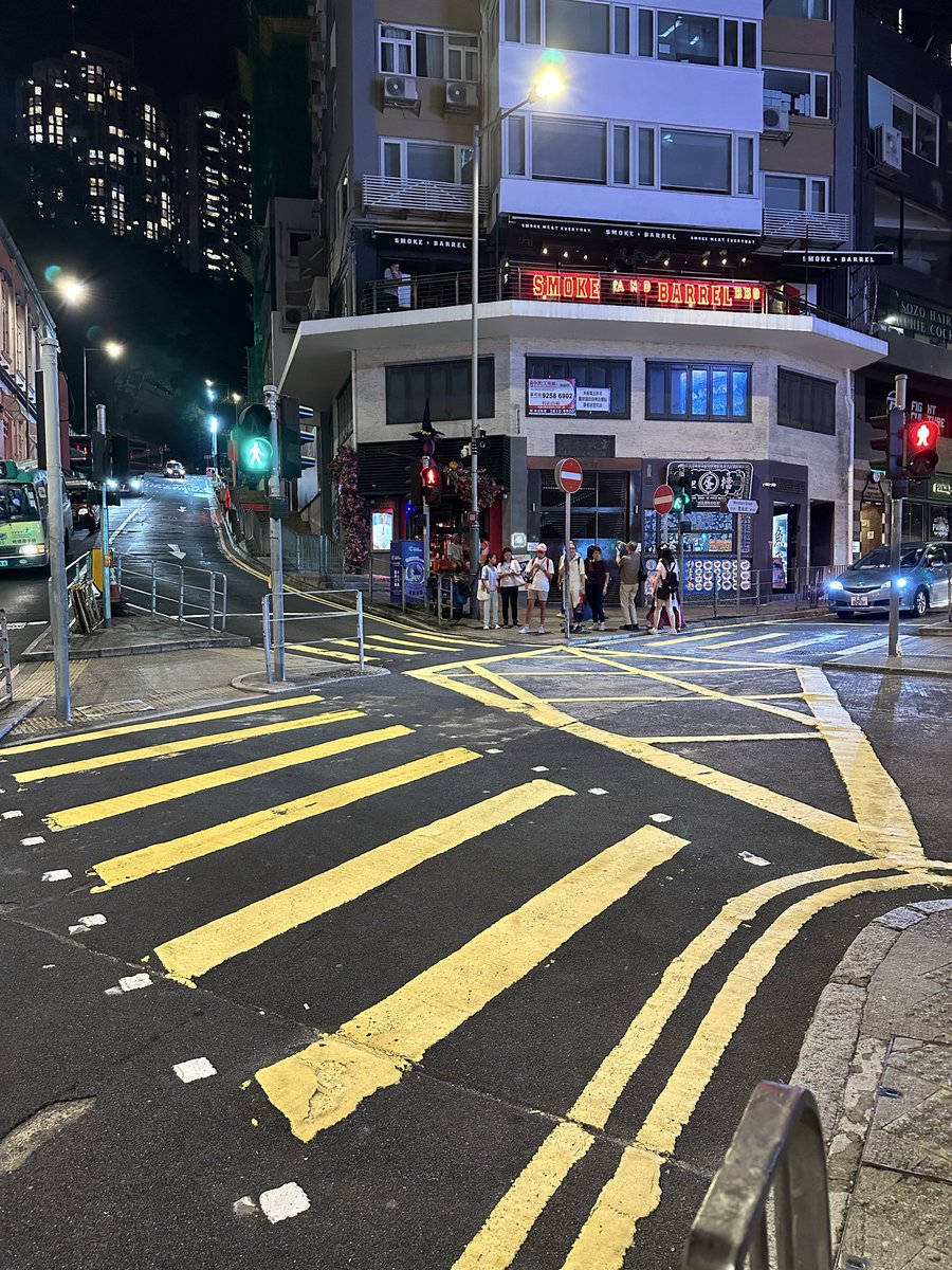 drifteternal_'s tweet image. Currently in Hong Kong. The amount and quality of road markings stands out- thick thermoplastic lines, high visibility, clear guidance at every junction. This is the quickest and cheapest upgrade that would make Mumbai look and function like a developed city.
@mybmc…
