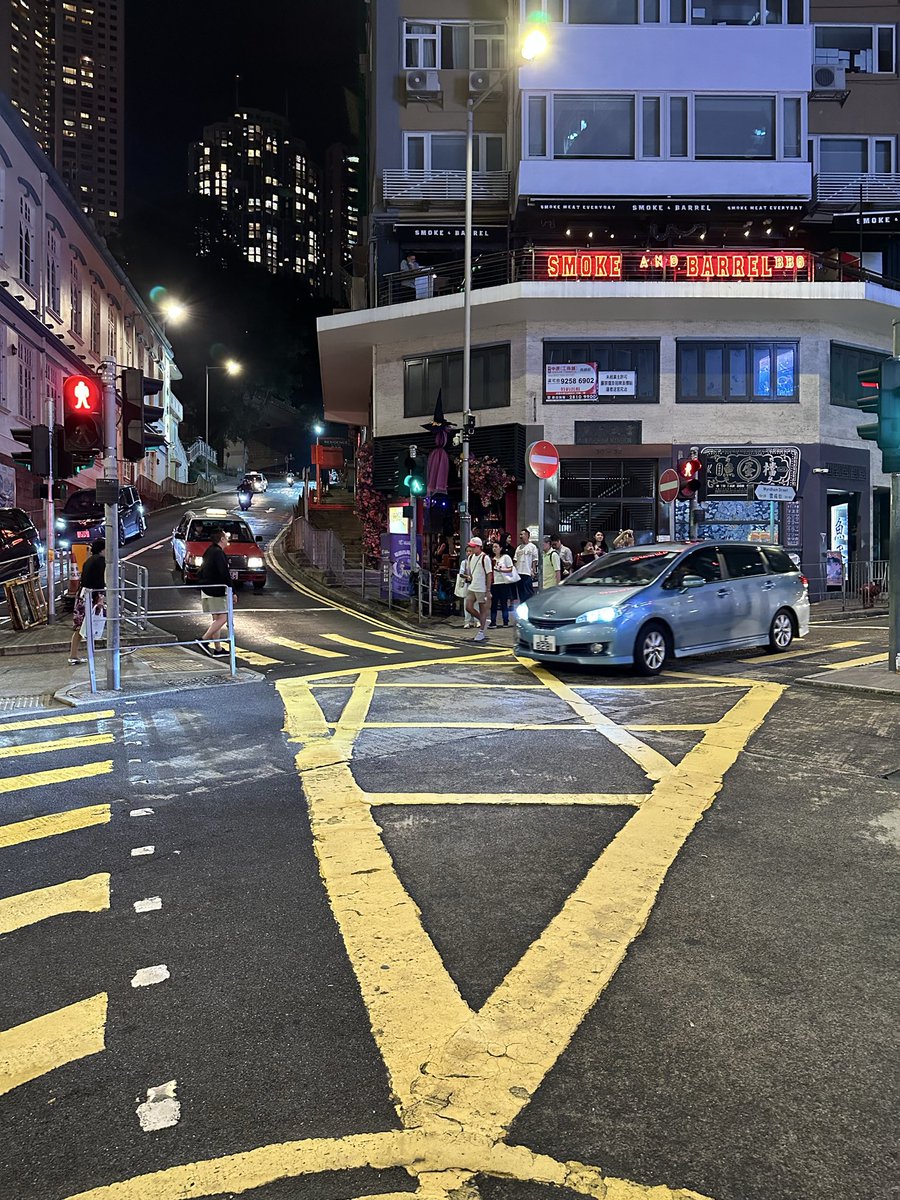drifteternal_'s tweet image. Currently in Hong Kong. The amount and quality of road markings stands out- thick thermoplastic lines, high visibility, clear guidance at every junction. This is the quickest and cheapest upgrade that would make Mumbai look and function like a developed city.
@mybmc…