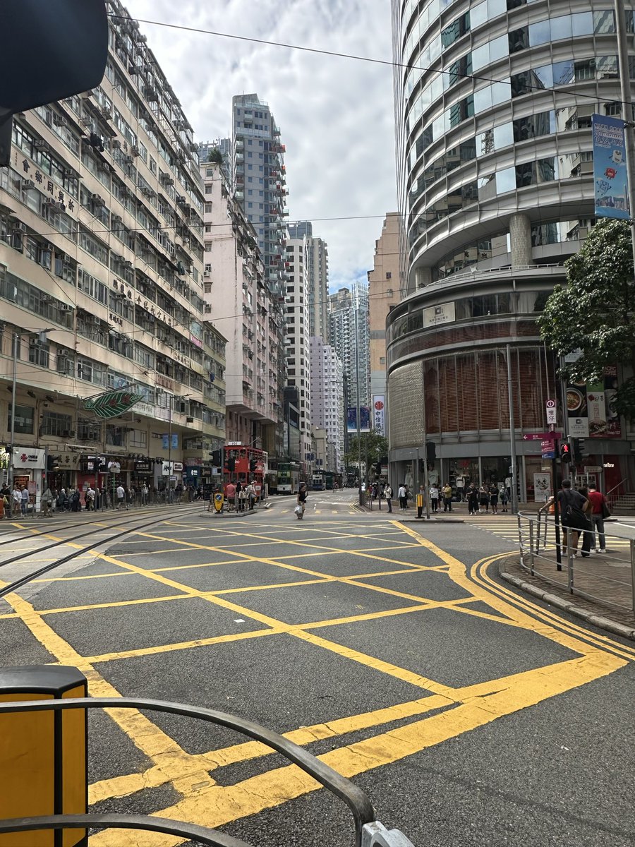 drifteternal_'s tweet image. Currently in Hong Kong. The amount and quality of road markings stands out- thick thermoplastic lines, high visibility, clear guidance at every junction. This is the quickest and cheapest upgrade that would make Mumbai look and function like a developed city.
@mybmc…