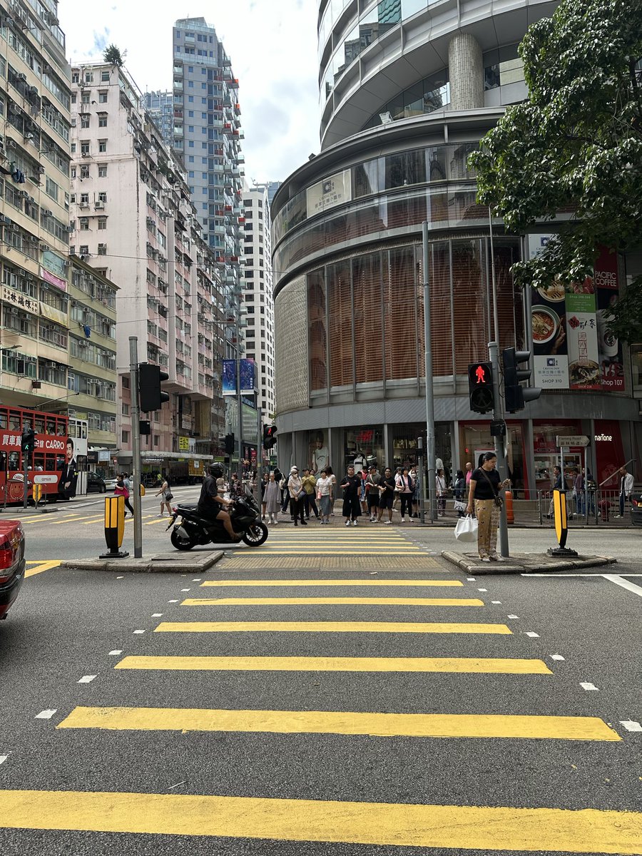 drifteternal_'s tweet image. Currently in Hong Kong. The amount and quality of road markings stands out- thick thermoplastic lines, high visibility, clear guidance at every junction. This is the quickest and cheapest upgrade that would make Mumbai look and function like a developed city.
@mybmc…