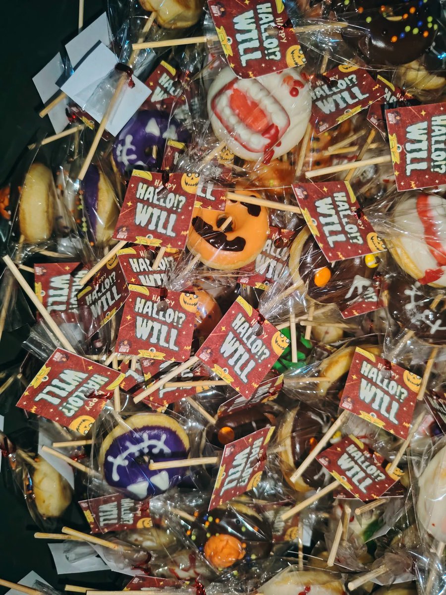 WILLI4NCE's tweet photo. Up for fang-tastic night 🎃🧛

Here’s our treat for you later. See you guys! ❤️ @TeamWillOFC @willashley05 https://t.co/l2nKBCTu9Z