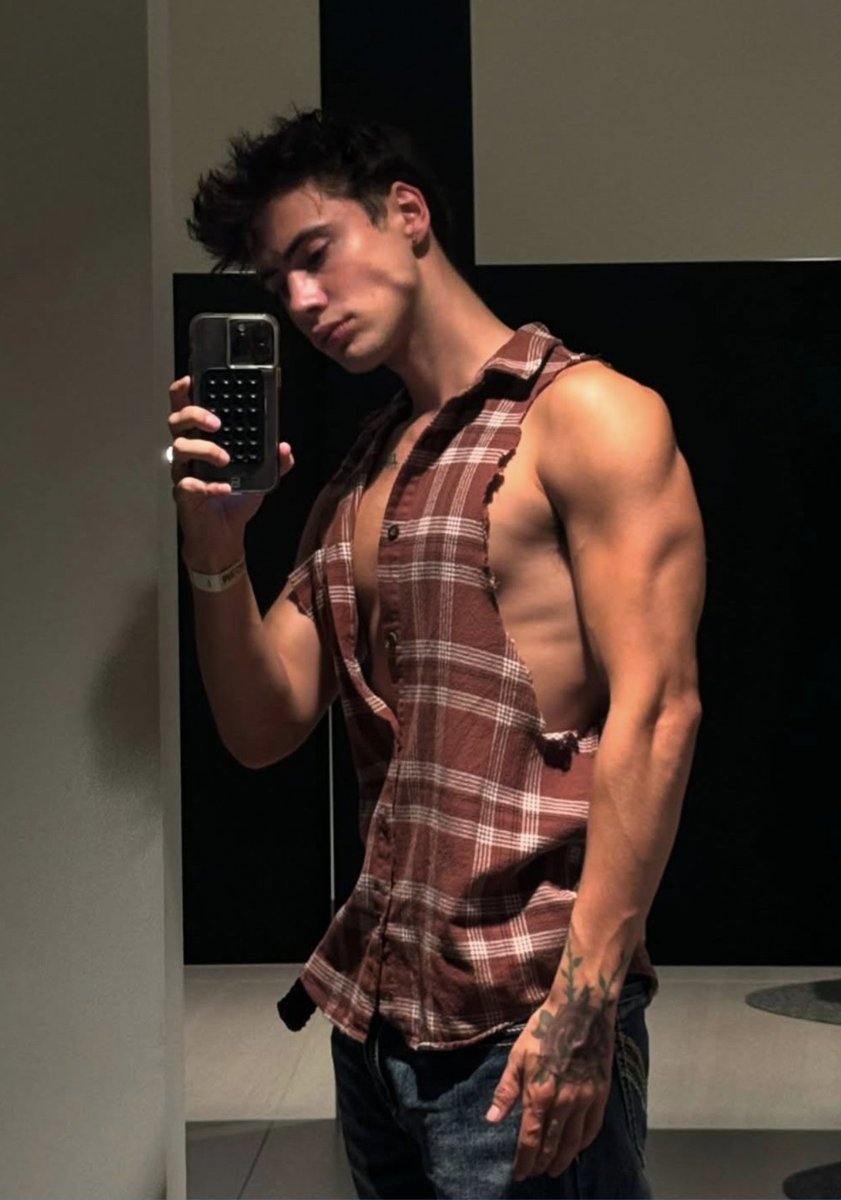 aaronxfuller's tweet image. &quot;WhY iS yOuR sHiRt rIpPeD?&quot;