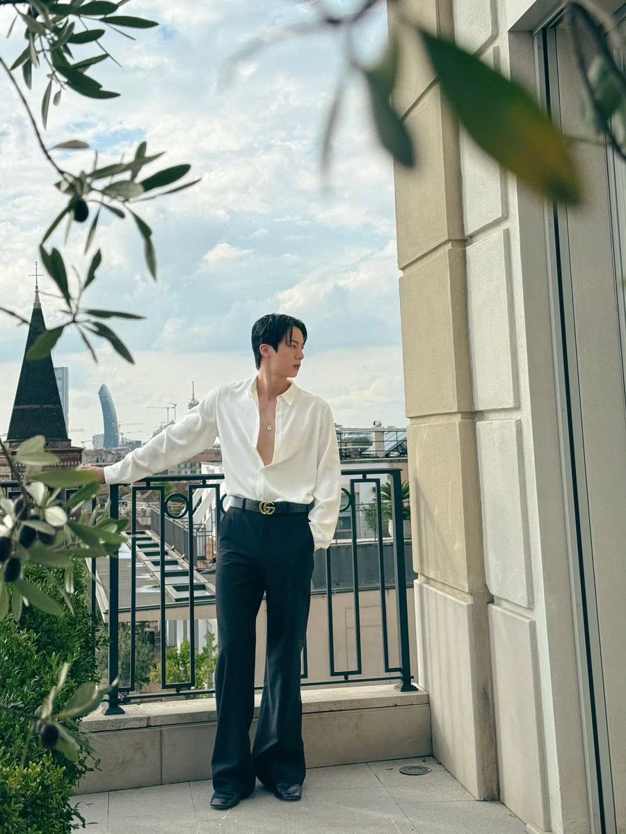 winttermoon_'s tweet photo. Someone is trying to confess his love 💐 https://t.co/jVlR4hnWa4