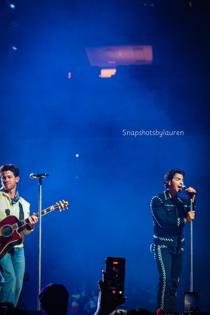 Jonas Brothers || @ Golden 1 Center 

09 • 26• 25 

#jonasbrothers #greetingsfromyourhometowntour #nickjonas #joejonas #kevinjonas #sacramento #pointandshootconcertphotography  #snapshotsbylauren #concertphotography #photographer #cannong7xmarkii #livemusicphotographer