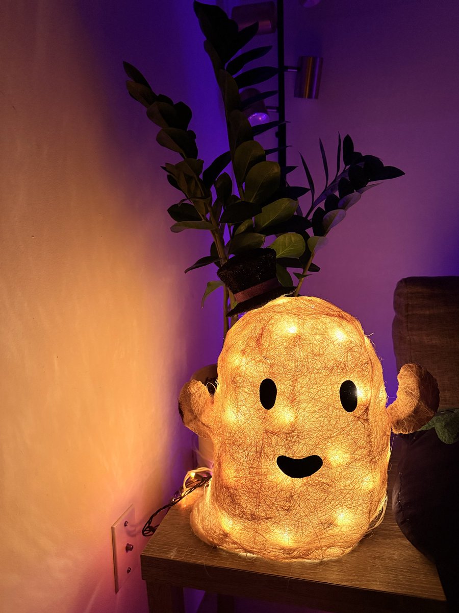 wolfbautista's tweet photo. No estoy listo para dejar pasar el Halloween 2025, podríamos acaparar noviembre para tener más días de festejo ? 😭🥺 #Halloween #Halloween2025 #orlando #florida #regio #mexican #gay https://t.co/oDvt3snCHs