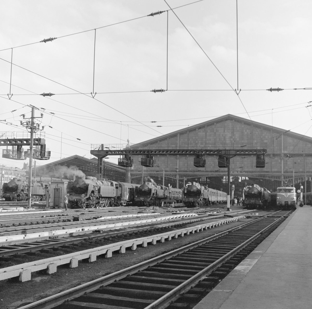 CheminsdeFerTC's tweet photo. Passage de relais à =>#Paris =>#gareduNord où les Grandes lignes sont déjà électrifiées en 07-62 (la =>#BB16000) alors que les banlieues restent des trains =>#vapeur attelés à des =>#141TC.
📷Victor Hand, source : https://t.co/zMFdjsQ3BV https://t.co/85cVPQH5ts