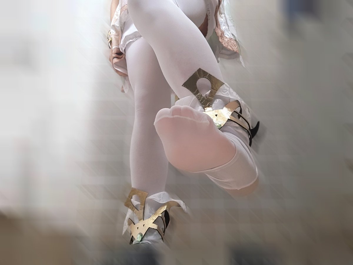 嗯哼?原来是旅行者“大人”呀(嫌弃)。什么?想问问我脚下的史莱姆?好可惜哦，史莱姆已经被人家碾成碎渣了呢~弄的脚上都是粘液，黏糊糊的~嗯?要和我决斗为史莱姆报仇?(脚下一碾，“咕叽一声”，玉足插进了另一只史莱姆身体里，史莱姆不停颤抖)你和它一样，都是“低等生物呢”~
#男娘 #cos #纳西妲 #抖s #调教m