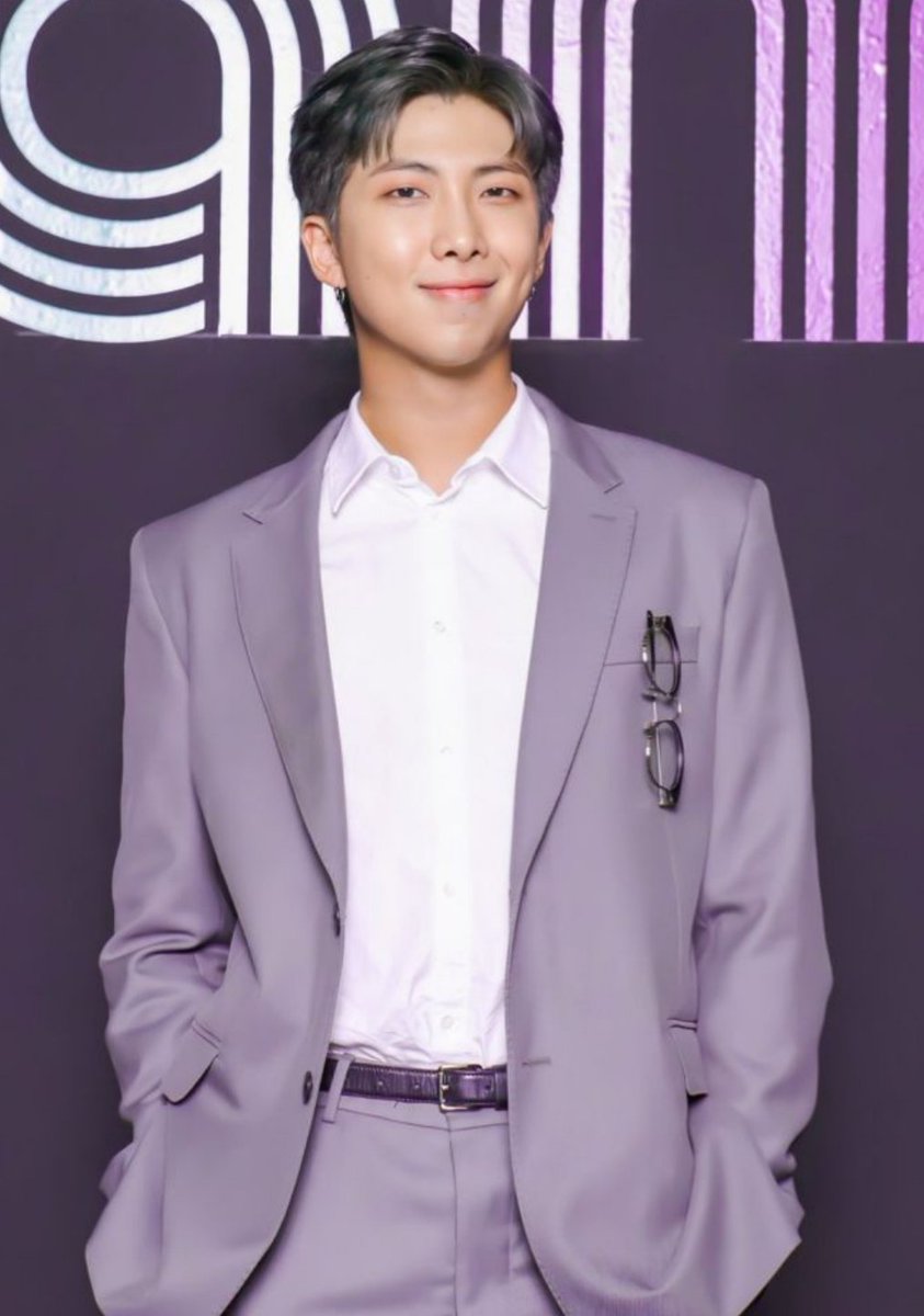 ChIntKookmin_13's tweet photo. RM pronunciará un discurso de apertura en la Cumbre de CEO de Cooperación Económica Asia-Pacífico (APEC). Es la primera vez que un artista de k-pop participa como ponente en una cumbre de APEC #RM #APEC #RMAPEC #KimNamjoonPonenteAPEC https://t.co/4brD8Gr7qe