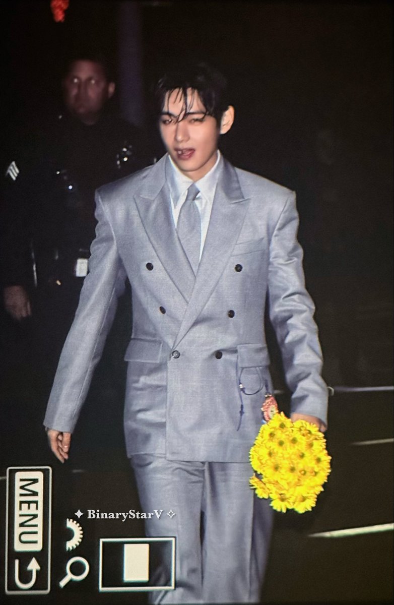 DROP YOUR TAGS AND RT 

TAEHYUNG TAEHYUNG 
V AT VOGUE WORLD
#VxVogueWorldHollywood 
#TaehyungxVogueWorld
#VogueWorld