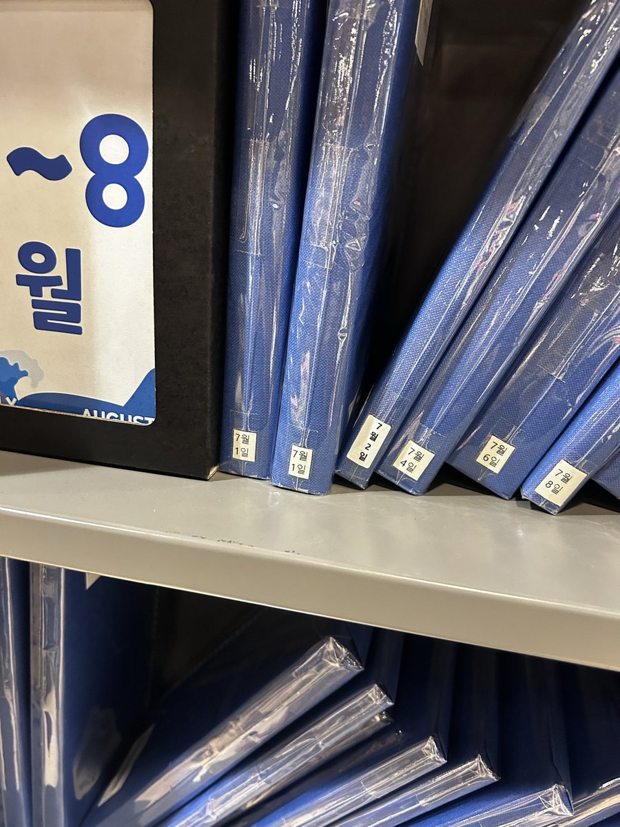 zzigue3b's tweet image. 영풍문고에서 내 생일과 같은 작가의 책을 팔고있단걸 아셨나요.