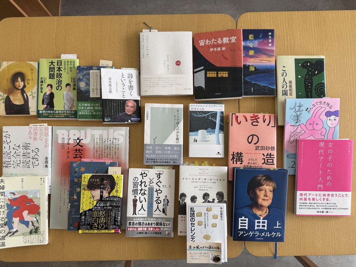 HONBAKOcafe's tweet photo. 10月「ゆるやか読書会（ゆるどく）」ご報告

一気に気温が下がり、上着をゴソゴソと探しています。
気温差の激しい日々に戸惑いながらも、去り行く秋を楽しみたいものです。

10月25日（土）に29回目のゆるどくを開催しました。

今回は、新しい方も3名で、10名で楽しい時間を過ごしました。

デザートは「かぼちゃと白ワインのムース」
秋を見送る大人の味でした♪
―――――――
毎月開催している「ゆるやか読書会（ゆるどく）」は、前半は、それぞれが店内で読書を楽しみ、後半は、セルフカフェお好きなドリンクと、まつしまやさんスイーツとともに、本を紹介しながら交流の2部構成。
――――――――
今回も、紹介いただいた本を写真で共有させていただきます。

本好きの方の共通の話題である積読や乱読について、物事を考える読解力の構造やことばの持つ力、人の生きざま、ミクロな世界やアートまで多種多様な本が紹介されました。

毎回、知らない世界を垣間見たり、本を紹介される人のお人柄に触れたりする貴重な時間に感謝です。本当は、もっともっと掘り下げてお話をしたい！と思ってしまいます。

しっかり語り合えるスピンオフ企画をしたいなぁ。

ご一緒させていただいた皆さま、本当にありがとうございました。

次回、記念すべき30回目⭐︎
みなさんのご参加をお待ちしています♪

■日時
11月29日（土）
10:00～12:00
■参加費
1,000円
スイーツ＆ドリンク付き
■定員
8名程度
■ 場所
HONBAKO堺本店

*･゜ﾟ･*:.｡. *･゜ﾟ･*:.｡. 
シェア型書店HONBAKO
🏠〒590-0801
堺市堺区大仙中町8-2 
⏰営業日時
水、金、土、日
12:00〜16:30
💻https://t.co/zRKTuqLCWe