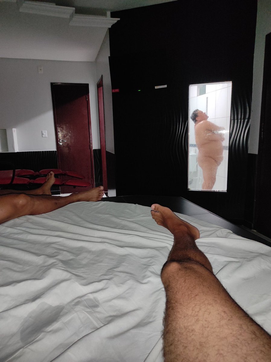 Coroa gorda tomando banho, depois de ganhar 2 rolas