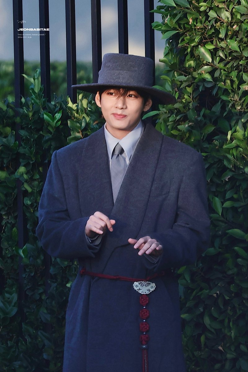 jeonbabitae's tweet image. [HD] 251026 VOGUE WORLD LA 보그월드

Kitty paws 🐾 

#방탄소년단뷔 #뷔 #태형 #BTSV #V #TAEHYUNG 
#TaehyungxVogueWorld #VxVogueWorldHollywood