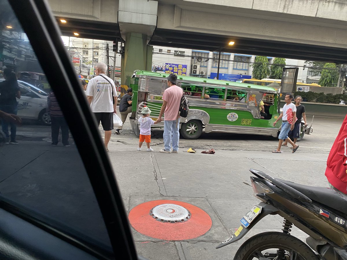 जिप्नी र ट्रैसाईकल संसारको कुनै ठाँउमा