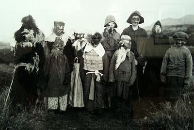 Scottish_Banner's tweet photo. On #Halloween #Scottish children donned costumes & pretended to be malicious spirits as they went #guising. After performing tricks or songs,#guisers were given gifts to help ward off evil &the custom would become trick or treating #HappyHalloween🎃#ScottishBanner #OnlyInScotland https://t.co/8PFDyIMBBk
