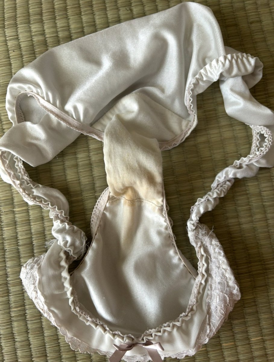 touch2daime's tweet photo. ���ラフォーぽっちゃり妻がオナニーのオカズに1日半履きの尿よりマンコの臭いが強いパンティをくれました。先日の3日履きの尿臭たっぷりのパンティを今からゆっくり味わいます。 https://t.co/nov9u1hJa2