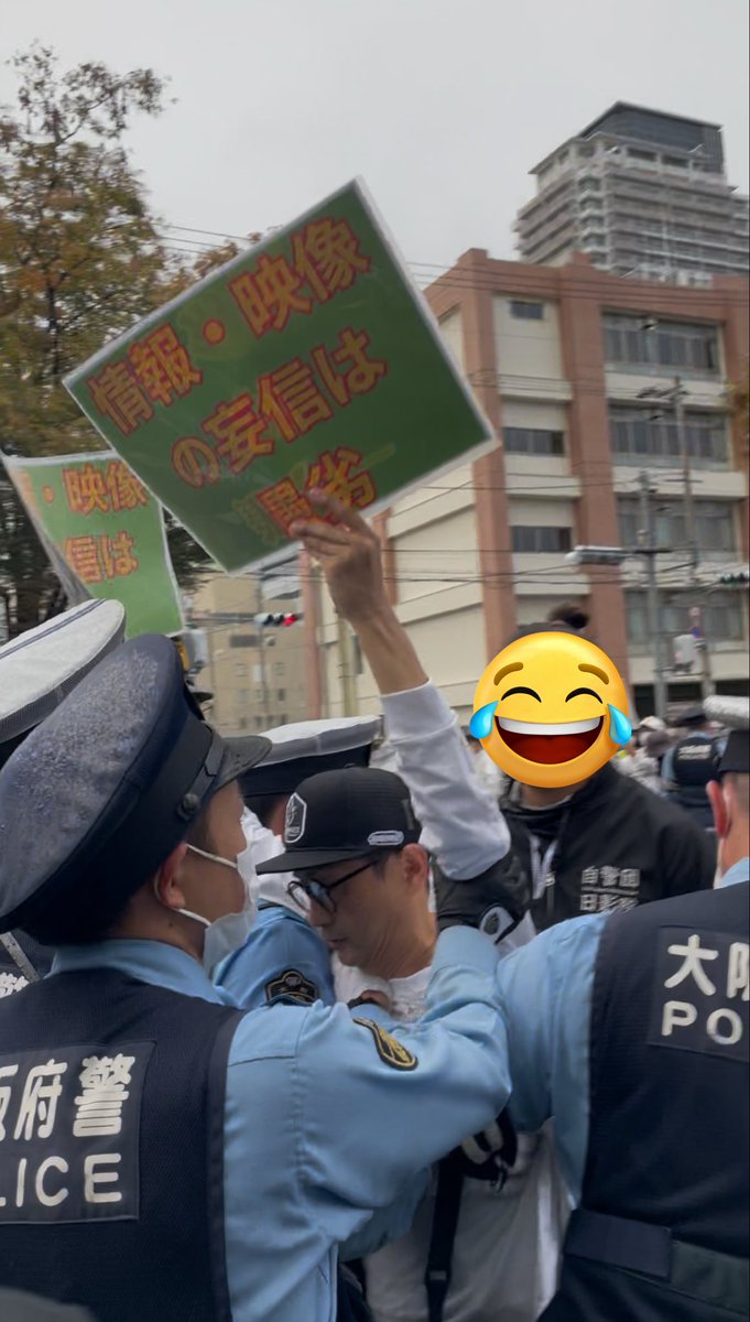 hezuruy's tweet image. こいつが身体でぶち当たって来た途端に警察が守ってくれました。
へずまりゅうの前でわざと倒れて傷害罪狙うと話していたヤカラもいたらしく危ない目に遭いながらも議員として「全国移民政策反対デモ」に参加できました。
自分は口だけではなく行動に移します。