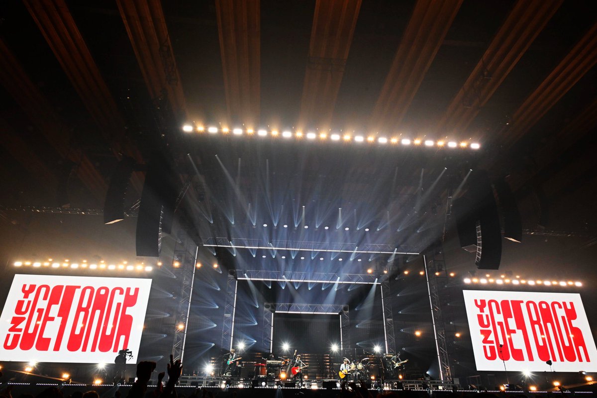 昨日一昨日と

「ゆずの輪 Presents
YUZU LIVE 2025 GET BACK トビラ
Supported by ITOCHU」

こちらギターで参加させて頂きました🎸

FNSとかレコ大とか、テレビでご一緒する事はあったけど、ゆずのステージには立つのは約7年振りかな？