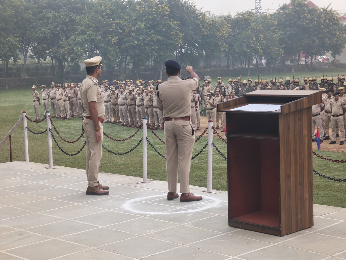 palwalpolice's tweet photo. During Monday #Parade, All Police members including GOs & SHOs has briefed regarding #National_Unity Day by #SP Varun Singla and told about the importance, key factors of this auspicious day and Conveyed the message and instructions of W/DGP Sir .
#DisciplineAndDuty
@opsinghips https://t.co/ypqSbyCEOS