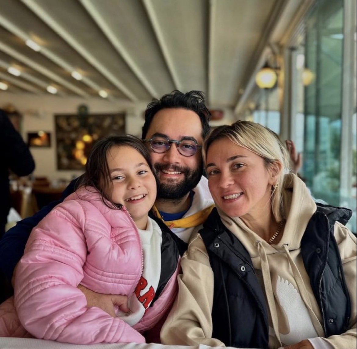 “Olay günü eşim Kübra’nın ‘Hilmi kalk yangın var, bize yetiş!’ sözü ile gözümü açtığımda karşımda eşimi ve kızımı koşarak odadan çıkarken gördüm. Ben giyinip odadan çıktığımda ise (tahmini 30-50 saniye farkla) çok yoğun zehir gibi bir dumanla karşılaştım ve nefes almak