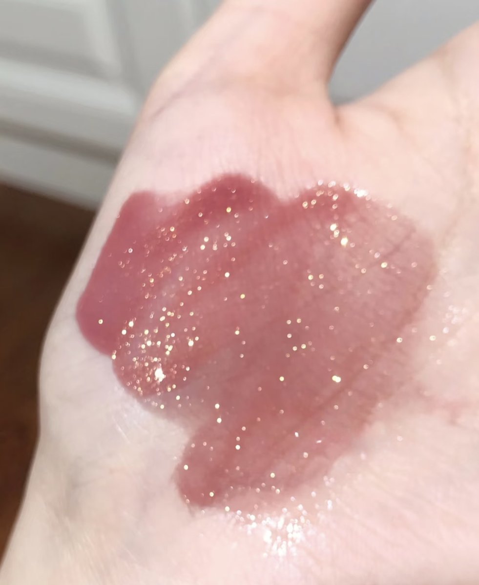 velved____x's tweet image. ブルベ民〜！！！
トムフォードのこれ買って！！！大当たりだから！！鬼盛れるから！！🥹🎀🤍