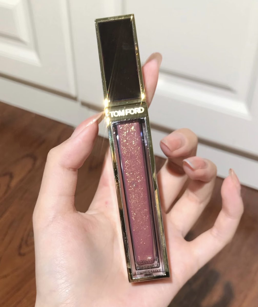 velved____x's tweet image. ブルベ民〜！！！
トムフォードのこれ買って！！！大当たりだから！！鬼盛れるから！！🥹🎀🤍