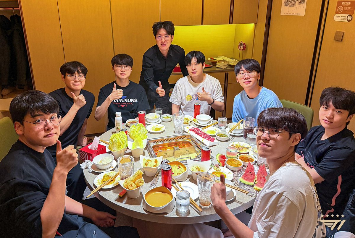 승리 후 회식 메뉴는 역시 뭐다?😎
The best dinner after a sweet victory is..😎

#TogetherAs1 #T1atWorlds2025