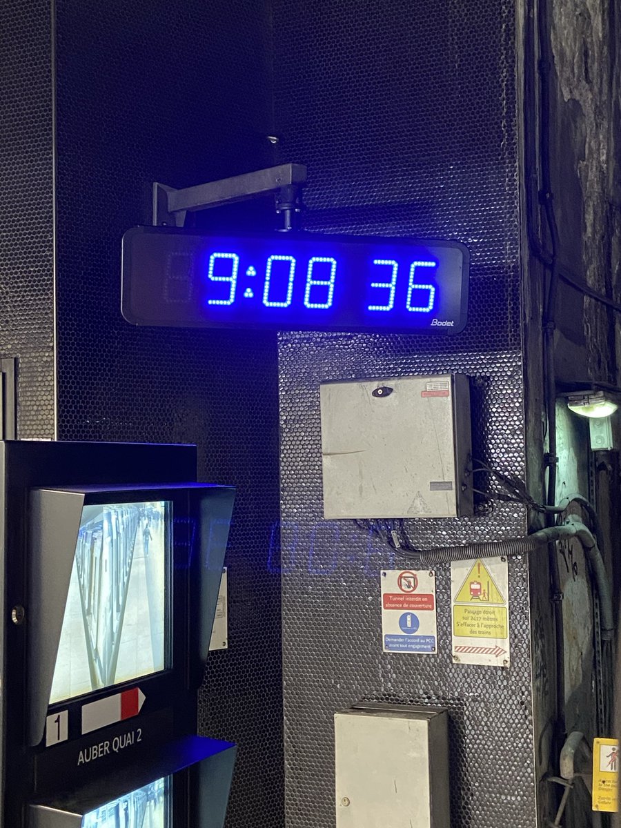 A Auber, sur le quai du <a href="/RER_A/">RER A</a>, l’ancienne horloge a été remplacée récemment. La nouvelle, bien que plus moderne (affichage LED) et toujours de marque Bodet reste à l’heure d’été.
Le passage à l’heure d’hiver n’est pas automatique sur ce type d’appareil !?