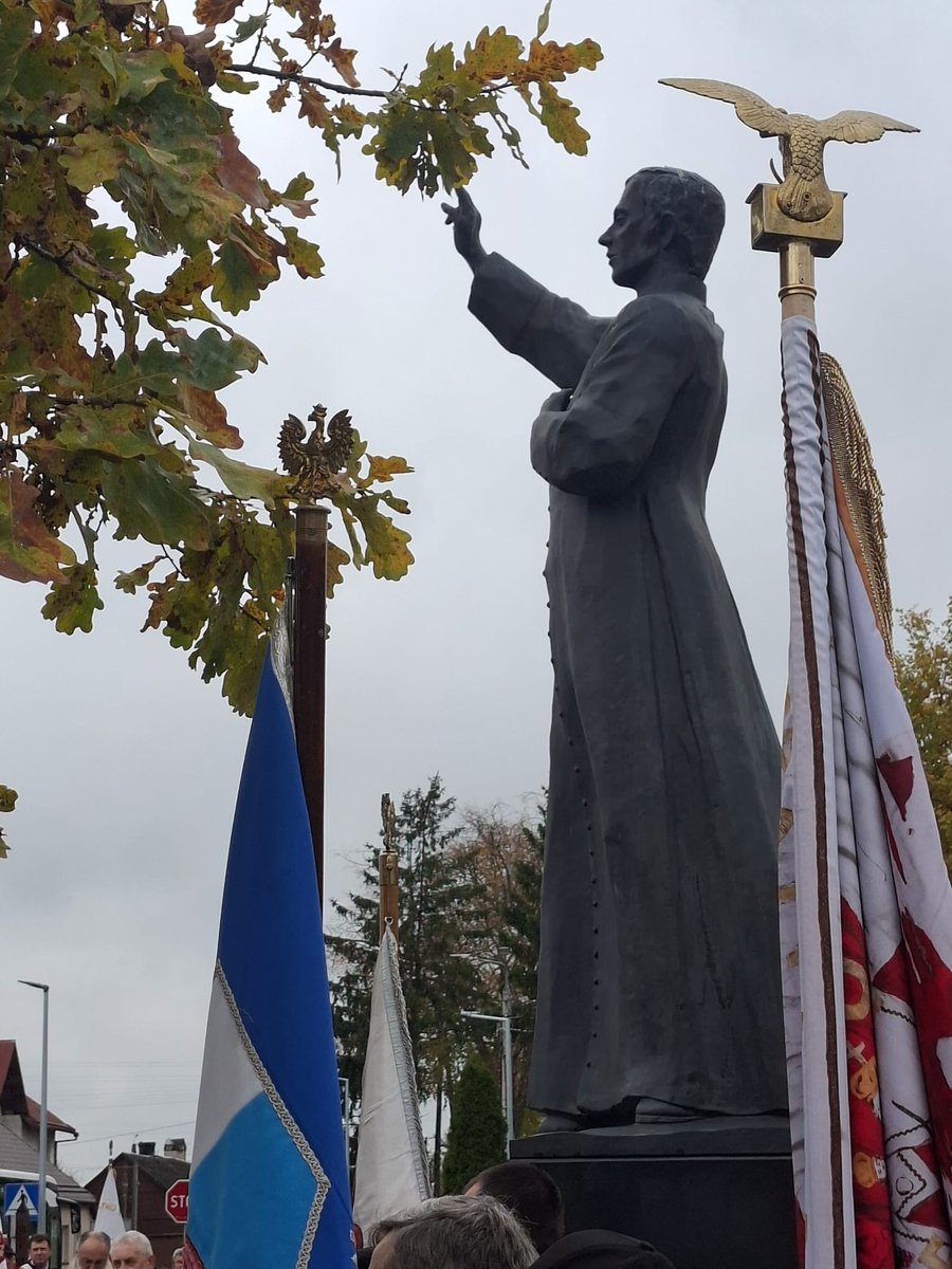 muzeum_okopy's tweet photo. W #Suchowola przed pomnikiem bł. ks. Jerzego Popiełuszki kilkadziesiąt delegacji z całego kraju oddało hołd w 41. rocznicę Jego męczeńskiej śmierci.
W imieniu @MuzeumPodlaskie wieniec złożyły kierownik projektu budowy dr Bogusława Szczerbińska i Ewa Rogalewska. https://t.co/gxEeSgDQul