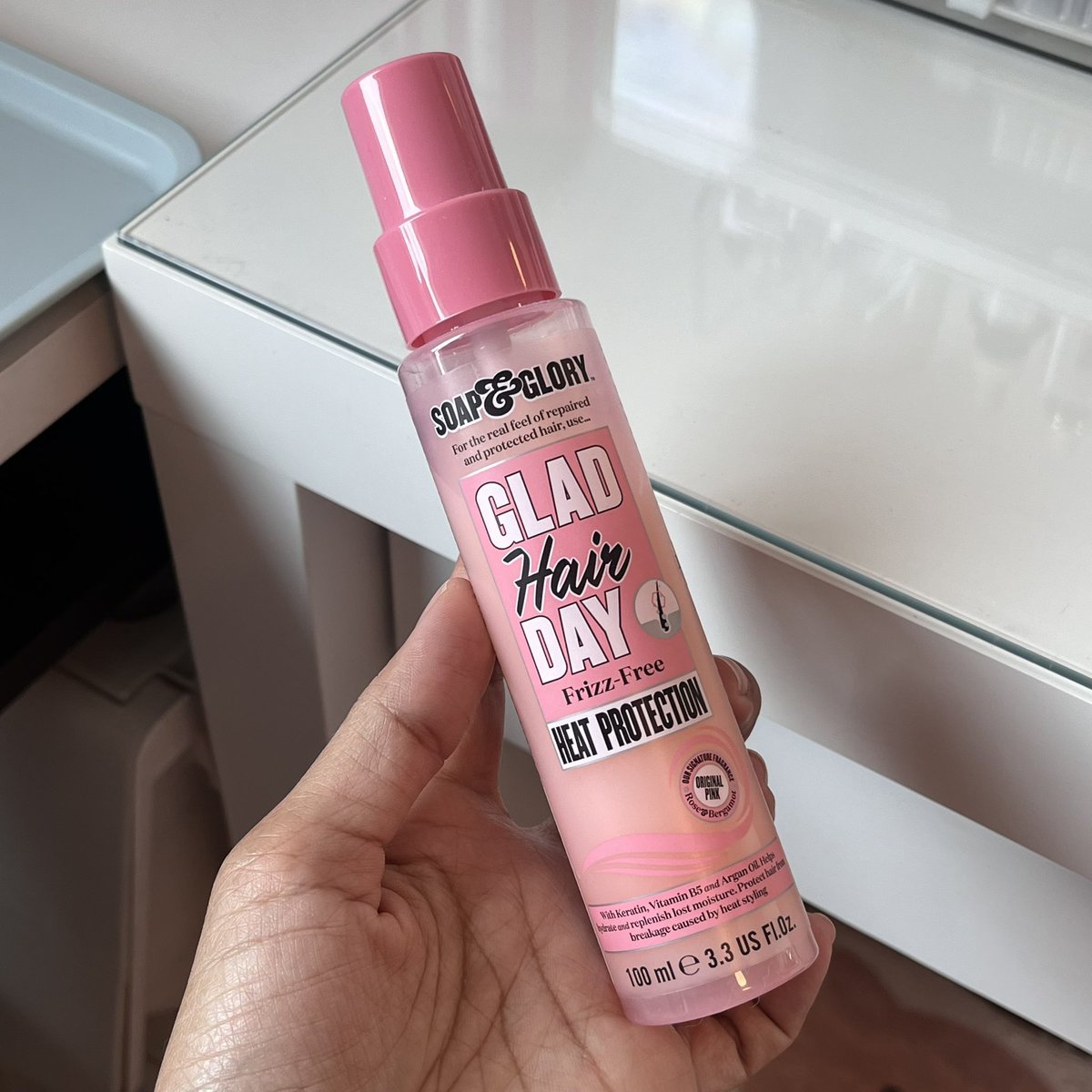 Sawarinni's tweet image. เป็น 2 ขวดที่ใช้เมื่อไหร่คนทักตลอด ป้ายยาเพื่อนๆไปหลายคนมาก ทุกคนซื้อตามเลยเพราะถูกและหอมจริง ผมหอม &amp;amp; ตัวหอม มากกกกกกกก ถูกจริตสุดๆๆๆ