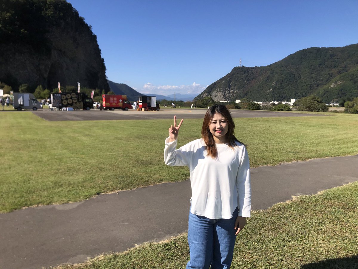 infotenkuu's tweet photo. そして11月3日(祝)は
こちら長野県上田市
『秋穫祭2025』

景色も雰囲気も最高の場所です
でっかいピザも豚バラ燻製も気になりますが

YURI ステージが2回あります
三連休最終日長野を満喫しましょう！

ビックカツサンドもいいなー

上田城もいいですよー https://t.co/3hCKzkHoRJ