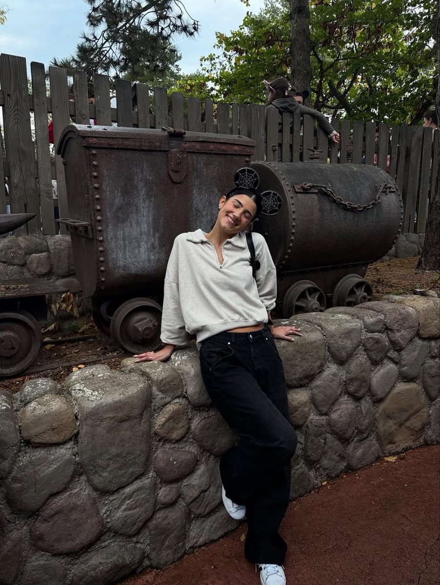 loganhooksx's tweet image. Took @sophiagrimhilde on the best date ever. Pumpkin patch, dinner and a walk