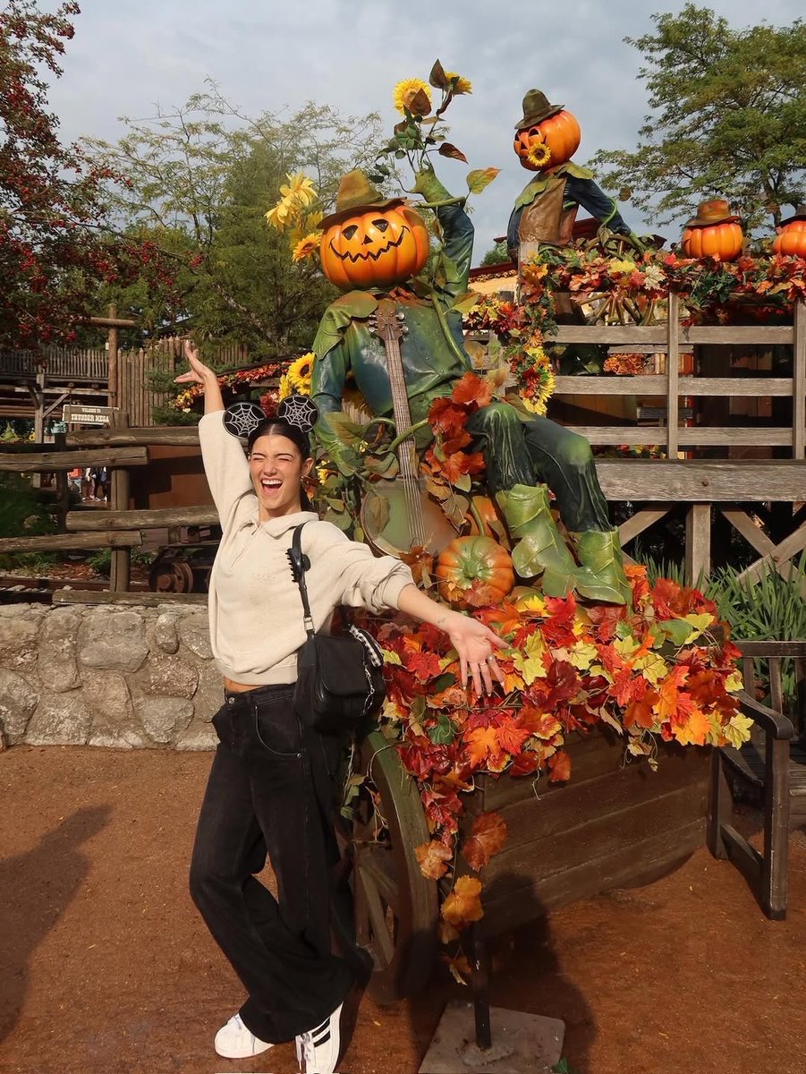 loganhooksx's tweet image. Took @sophiagrimhilde on the best date ever. Pumpkin patch, dinner and a walk