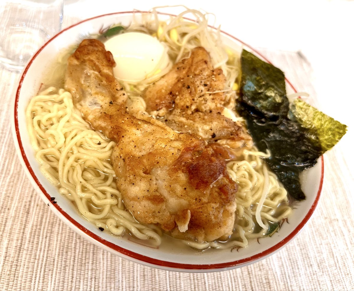 深夜脱稿後にご飯食べそびれてヘロヘロの状態で台所漁ったら、冷凍ケンタッキーと袋麺が残ってた事で生まれた産物。
泣くほど美味かった。 