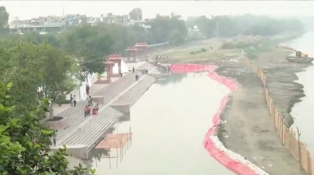 PMishra_Journo's tweet image. दिल्ली में यमुना को साफ दिखाने के लिए वासुदेव घाट के पास थोड़े से हिस्से पर बांध बनाकर थोड़े से पानी को साफ कर दिया गया है। 
• पॉल्यूशन का आंकड़ा अधिक न रिकॉर्ड हो, इसके लिए पॉल्यूशन मॉनिटरिंग सिस्टम के आसपास लगातार पानी का छिड़काव किया गया। 
• दिवाली के दिन और अगली सुबह जब…