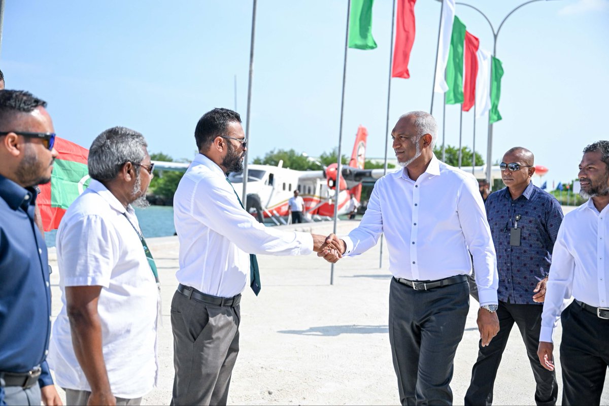 ރައީސް ޑރ. މުޢިއްޒު ޅ.  އޮޅުވެލިފުށި ރައްޔިތުން ގާތަށް!

#RayyithunGaathah
#LhaviyaniAtollVisit