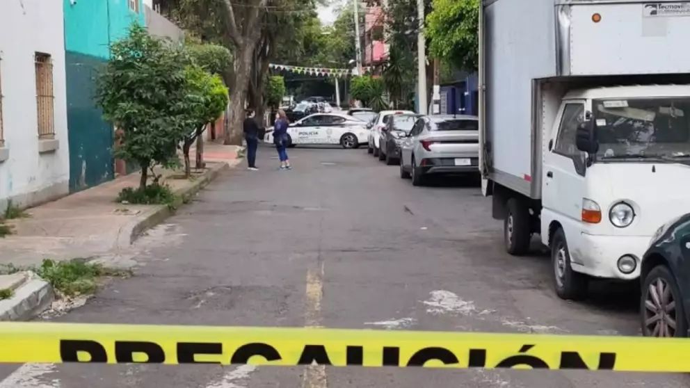 AztecaNoticias's tweet image. En un #departamento de la calle Aristóteles, IV Sección de #Polanco, un #niño de 13 años le disparó a su #madre tras una discusión familiar.

Durante el altercado, su hermano de 11 años resultó lesionado al intentar intervenir para calmar la situación.

bit.ly/48Ihvip