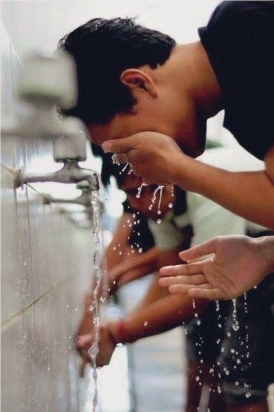 Sebesar apa pun penghasilan yang kamu dapat, tidak akan pernah cukup untuk mengganti raka'at sholat yang sengaja kamu tinggalkan.

#Dhuhur🌹