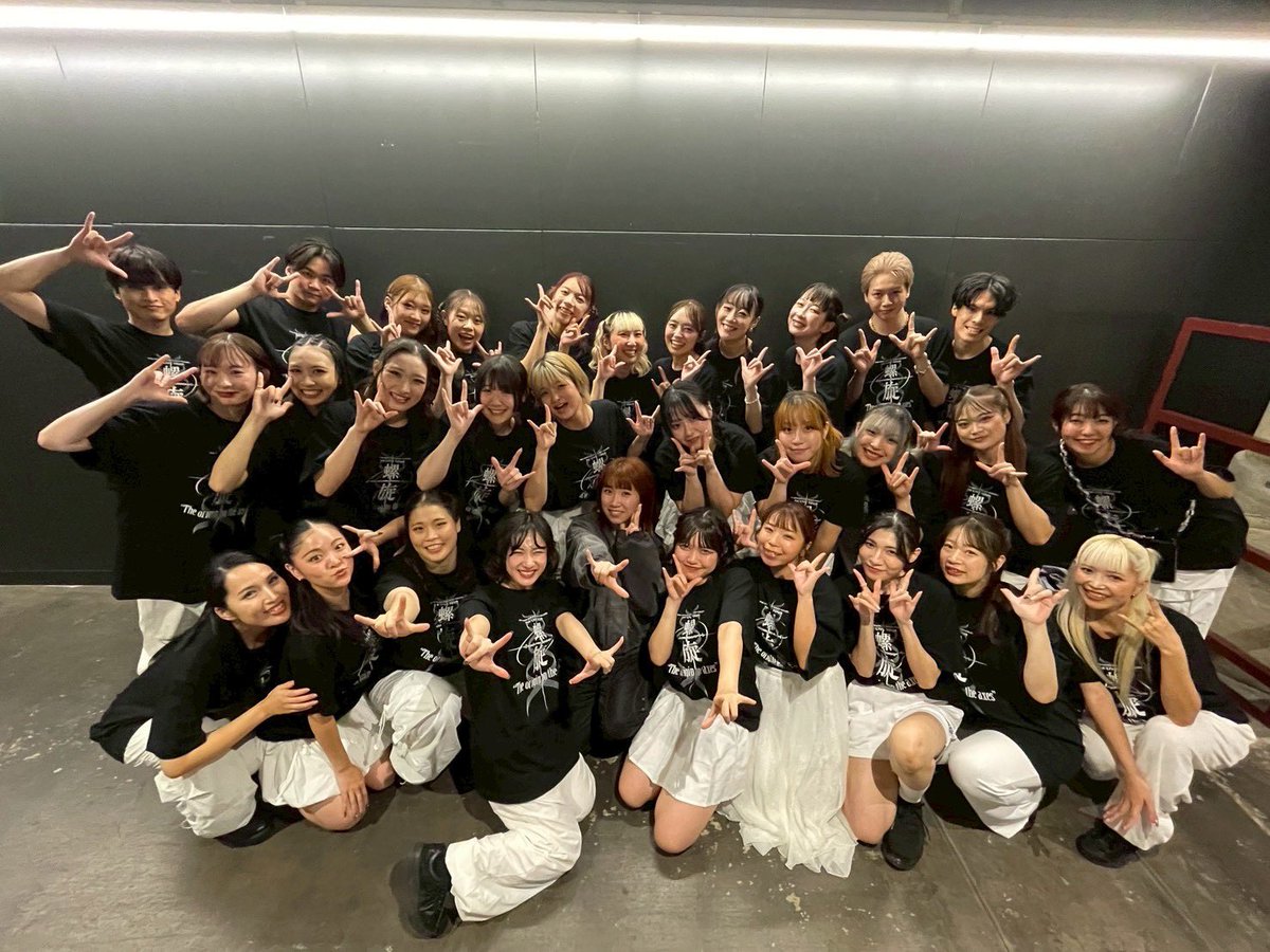 kidance_'s tweet photo. 今回もたくさんの振付をさせていただきました😌

そして、可愛い可愛い283ダンサーのみんなと🪽🩵
時間ない中たくさん頑張ってくれましたシャニマスLIVEを更に盛り上げてくれてありがとう🤟🏻❤️‍🔥

公式の写真があまりにもラスボス感が強かったのでオフショットも載せます…！笑

#シャニマス7thTOUR螺旋 https://t.co/wFsD27UqrY