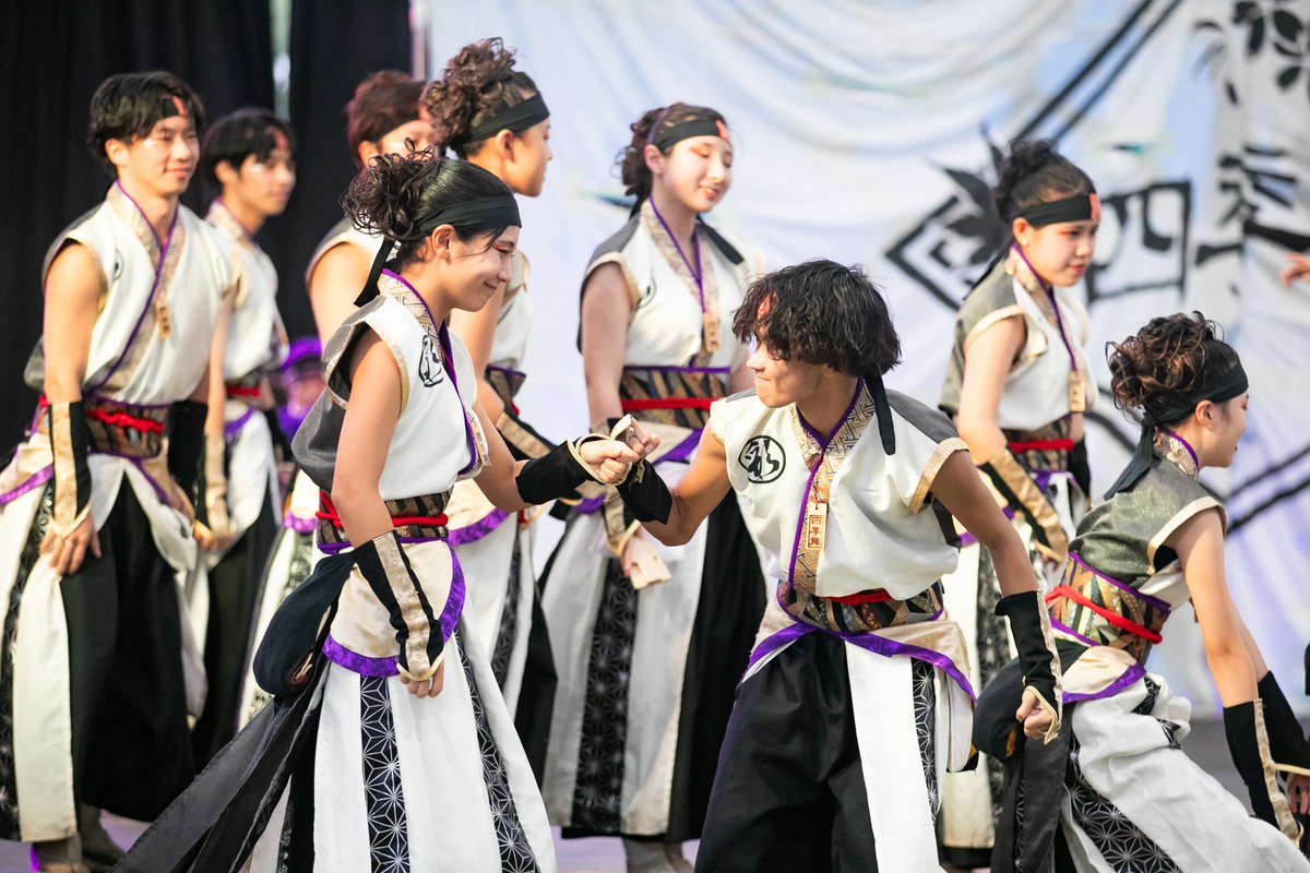 ohia_u's tweet photo. 「四季舞」さん  
おんさいEXPO2025  
2025.10.26   

幕裏でのグータッチ
こういうのなんかいいね 

#四季舞 
#おんさいEXPO https://t.co/kOq2PjShhc