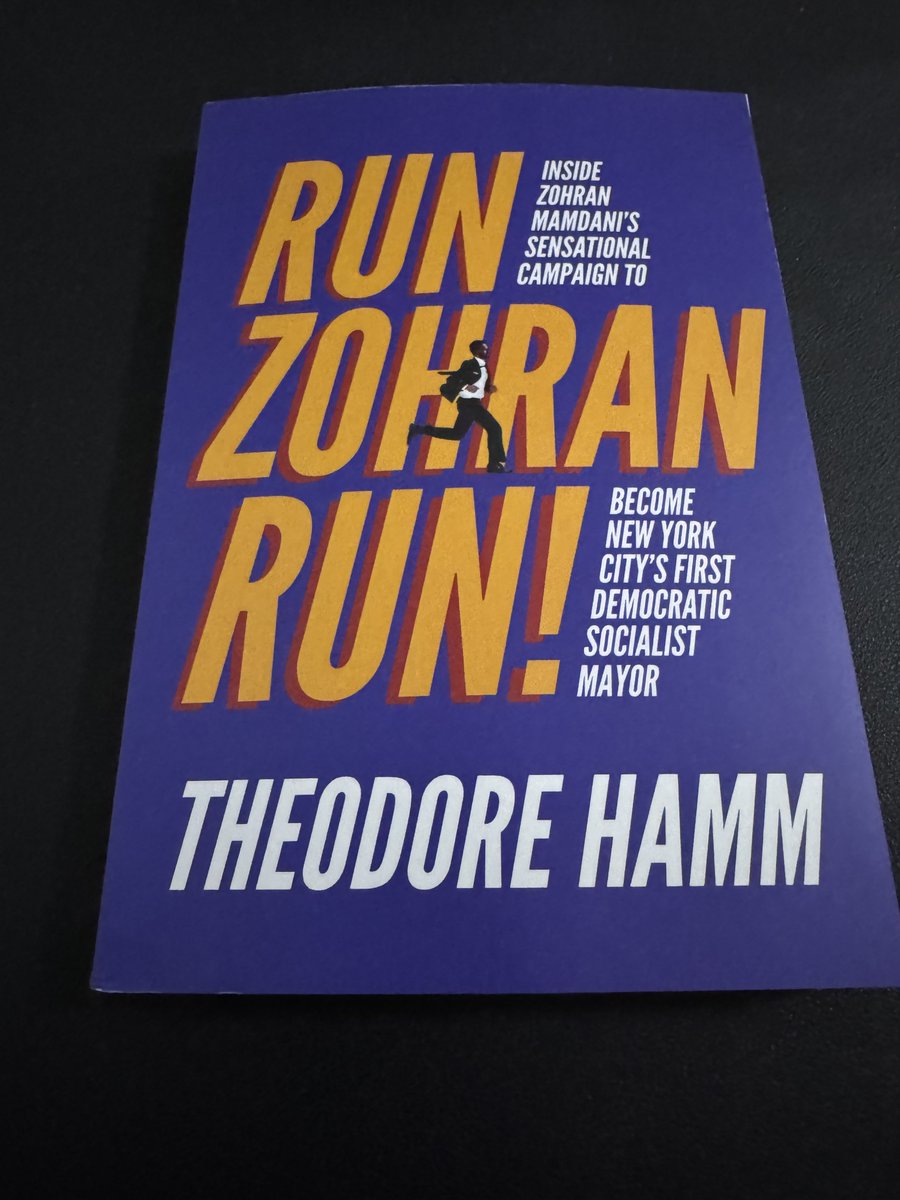 rafiziramli's tweet image. 𝗞𝗘𝗥𝗝𝗔 𝗚𝗜𝗟𝗔

Baru-baru ini, Nik Nazmi hadiahkan satu buku kepada saya berjudul “Run Zohran Run” mengenai kempen Zohran Mamdani untuk menjadi Datuk Bandar New York. 

Ada satu mesej yang datang bersama-sama buku itu:

“To doing crazy stuff 𝗮𝗴𝗮𝗶𝗻”

Ada kaji selidik di…