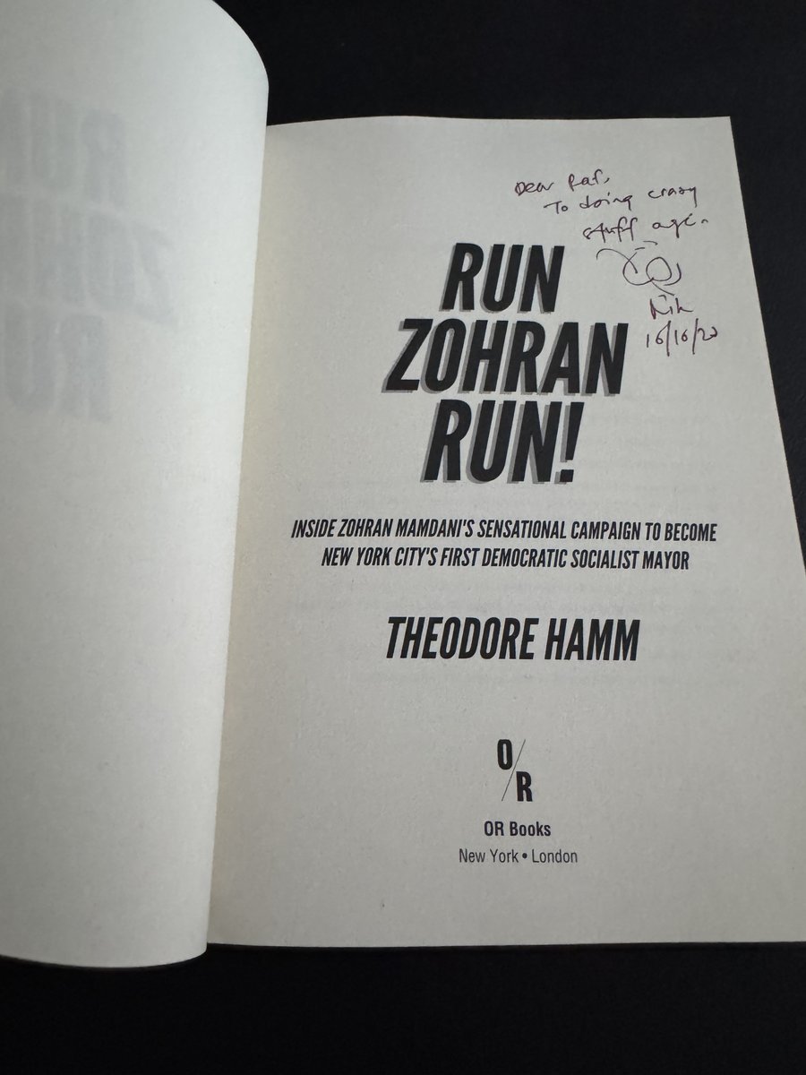 rafiziramli's tweet image. 𝗞𝗘𝗥𝗝𝗔 𝗚𝗜𝗟𝗔

Baru-baru ini, Nik Nazmi hadiahkan satu buku kepada saya berjudul “Run Zohran Run” mengenai kempen Zohran Mamdani untuk menjadi Datuk Bandar New York. 

Ada satu mesej yang datang bersama-sama buku itu:

“To doing crazy stuff 𝗮𝗴𝗮𝗶𝗻”

Ada kaji selidik di…