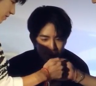 4thluvs's tweet image. Why is he so cute 😭🤏
HEAD 2 HEAD SERIES EP1
#H2HseriesEP1
#seakeen 
#SurfJava