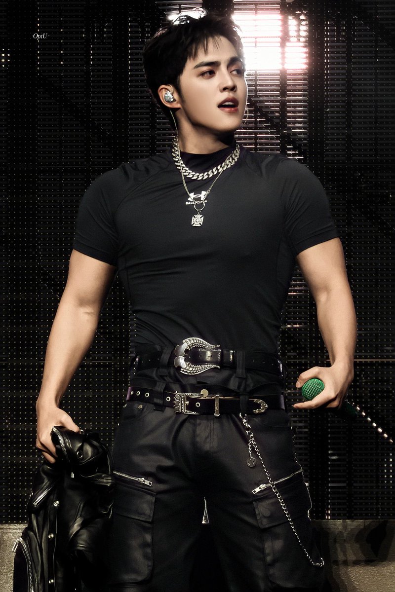 he's so big what the hell CLOSE THE GYMS 😭