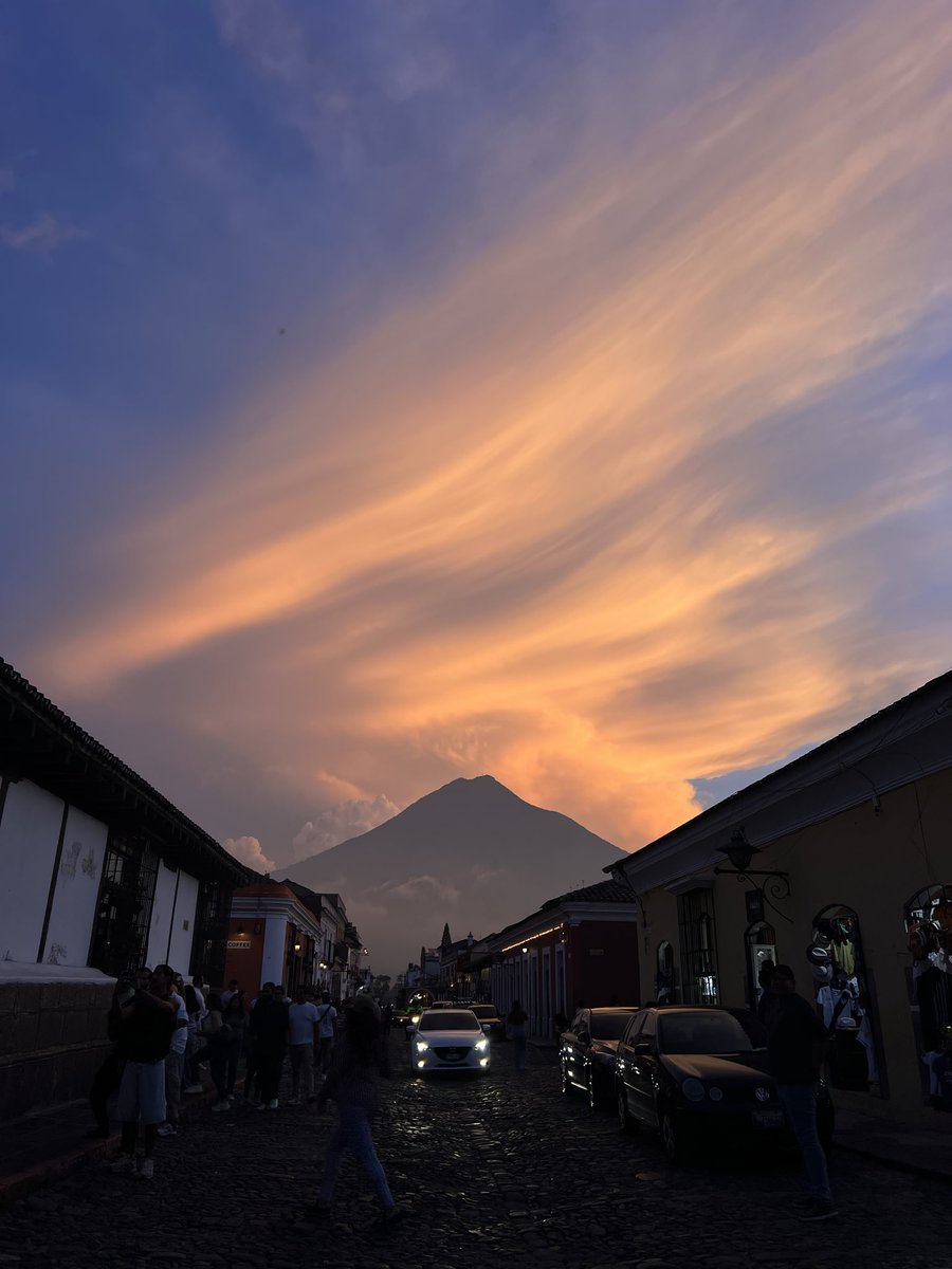 ianfp_'s tweet image. Soy feliz viendo el cielo