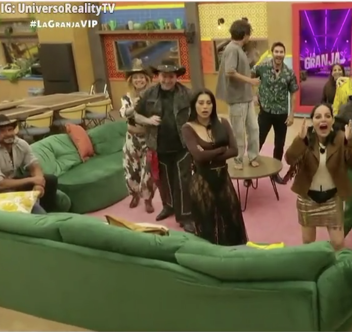 oswaldomujica's tweet photo. La cara de Kim Shantall cuando regresó Eleazar. jajajajaja 
somos
#LaGranjaVIP https://t.co/M1ssYxXQNp
