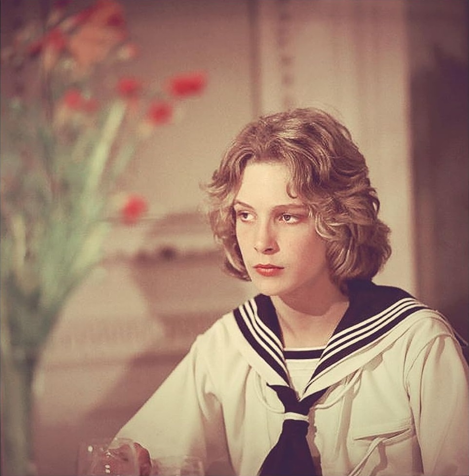 ์ฐ์ํ (@uahan2) on Twitter photo โ๋ฏธ๋์๋งโ, โ๋ฒ ๋์ค์์์ ์ฃฝ์โ ๋ฑ์ ์ถ์ฐํ ์ค์จ๋ด ๋ฐฐ์ฐ์ด์ ์์
๊ฐ ๋น์๋ฅธ ์๋๋ ์ผ์ด ํฅ๋
 70์ธ๋ก ๋ณ์ธํ์ต๋๋ค.
๋น์๋ฅธ ์๋๋ ์ผ์ 2021๋
 ๋คํ๋ฉํฐ๋ฆฌ ์ํ โ์ธ์์์ ๊ฐ์ฅ ์๋ฆ๋ค์ด ์๋
โ์์ ์ค์ฌ ์ธ๋ฌผ๋ก ๋ค๋ค์ง๊ธฐ๋ ํ์ต๋๋ค.
(hollywoodreporter.com/movies/movie-nโฆ) โ๋ฏธ๋์๋งโ, โ๋ฒ ๋์ค์์์ ์ฃฝ์โ ๋ฑ์ ์ถ์ฐํ ์ค์จ๋ด ๋ฐฐ์ฐ์ด์ ์์
๊ฐ ๋น์๋ฅธ ์๋๋ ์ผ์ด ํฅ๋
 70์ธ๋ก ๋ณ์ธํ์ต๋๋ค.
๋น์๋ฅธ ์๋๋ ์ผ์ 2021๋
 ๋คํ๋ฉํฐ๋ฆฌ ์ํ โ์ธ์์์ ๊ฐ์ฅ ์๋ฆ๋ค์ด ์๋
โ์์ ์ค์ฌ ์ธ๋ฌผ๋ก ๋ค๋ค์ง๊ธฐ๋ ํ์ต๋๋ค.
(hollywoodreporter.com/movies/movie-nโฆ)